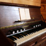 Centrum Edukacyjne Szklany Dom. Drewniany dworek, stylizowany na drobnoszlachecki dwór z drugiej połowy XIX wieku. / Wojciech Habdas / Radio Kielce