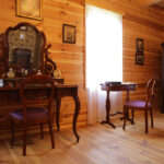 Centrum Edukacyjne Szklany Dom. Drewniany dworek, stylizowany na drobnoszlachecki dwór z drugiej połowy XIX wieku. / Wojciech Habdas / Radio Kielce