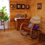 Centrum Edukacyjne Szklany Dom. Drewniany dworek, stylizowany na drobnoszlachecki dwór z drugiej połowy XIX wieku. / Wojciech Habdas / Radio Kielce