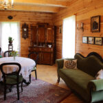 Centrum Edukacyjne Szklany Dom. Drewniany dworek, stylizowany na drobnoszlachecki dwór z drugiej połowy XIX wieku. / Wojciech Habdas / Radio Kielce