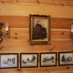 Centrum Edukacyjne Szklany Dom. Drewniany dworek, stylizowany na drobnoszlachecki dwór z drugiej połowy XIX wieku. / Wojciech Habdas / Radio Kielce