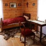 Centrum Edukacyjne Szklany Dom. Drewniany dworek, stylizowany na drobnoszlachecki dwór z drugiej połowy XIX wieku. / Wojciech Habdas / Radio Kielce