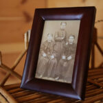 Centrum Edukacyjne Szklany Dom. Drewniany dworek, stylizowany na drobnoszlachecki dwór z drugiej połowy XIX wieku. / Wojciech Habdas / Radio Kielce