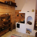 Centrum Edukacyjne Szklany Dom. Drewniany dworek, stylizowany na drobnoszlachecki dwór z drugiej połowy XIX wieku. / Wojciech Habdas / Radio Kielce