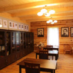 Centrum Edukacyjne Szklany Dom. Drewniany dworek, stylizowany na drobnoszlachecki dwór z drugiej połowy XIX wieku. / Wojciech Habdas / Radio Kielce