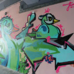 Graffiti w bramie prowadzącej do teatru "Kubuś" / Wojciech Habdas / Radio Kielce