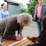 Tymczasem kolejni goście dołączyli do naszej akcji, mamy kolejne ogniwa wolności. / Wojciech Habdas / Radio Kielce