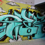 Graffiti w bramie prowadzącej do teatru "Kubuś" / Wojciech Habdas / Radio Kielce