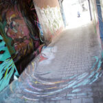 Graffiti w bramie prowadzącej do teatru "Kubuś" / Wojciech Habdas / Radio Kielce