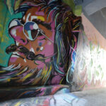 Graffiti w bramie prowadzącej do teatru "Kubuś" / Wojciech Habdas / Radio Kielce