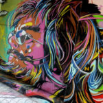 Graffiti w bramie prowadzącej do teatru "Kubuś" / Wojciech Habdas / Radio Kielce