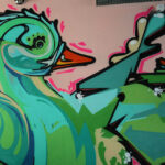 Graffiti w bramie prowadzącej do teatru "Kubuś" / Wojciech Habdas / Radio Kielce