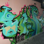 Graffiti w bramie prowadzącej do teatru "Kubuś" / Wojciech Habdas / Radio Kielce