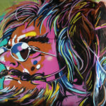 Graffiti w bramie prowadzącej do teatru "Kubuś" / Wojciech Habdas / Radio Kielce