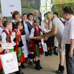 Gala finałowa "Jawor – u źródeł kultury" w Parku Etnograficznym w Tokarni. Dziecięco-młodzieżowy zespół ludowy – nagroda główna: Zespół „Małe Bielinianki”. / Wojciech Habdas / Radio Kielce