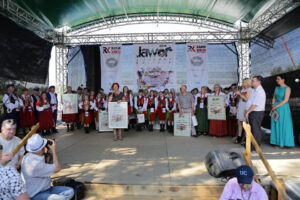 Gala finałowa "Jawor – u źródeł kultury" w Parku Etnograficznym w Tokarni. Laureaci nagrody "Jawor – u źródeł kultury". / Wojciech Habdas / Radio Kielce