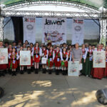 Gala finałowa "Jawor – u źródeł kultury" w Parku Etnograficznym w Tokarni. Laureaci nagrody "Jawor – u źródeł kultury". / Wojciech Habdas / Radio Kielce