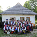 Gala finałowa "Jawor – u źródeł kultury" w Parku Etnograficznym w Tokarni. Była możliwość wykonania przez fotoreportera Radia Kielce pamiątkowej fotografii. / Wojciech Habdas / Radio Kielce