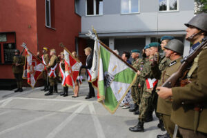 Obchody 95-lecia powstania 2. Pułku Artylerii Lekkiej Legionów. W dawnych koszarach na Stadionie złożono wieńce. Podczas uroczystości odsłonięto pomnik artylerzystów, którzy zginęli w Katyniu i Charkowie. / Wojciech Habdas / Radio Kielce