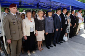 Obchody 95-lecia powstania 2. Pułku Artylerii Lekkiej Legionów. W dawnych koszarach na Stadionie złożono wieńce. Podczas uroczystości odsłonięto pomnik artylerzystów, którzy zginęli w Katyniu i Charkowie. / Wojciech Habdas / Radio Kielce