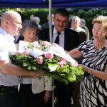 Obchody 95-lecia powstania 2. Pułku Artylerii Lekkiej Legionów. W dawnych koszarach na Stadionie złożono wieńce. Podczas uroczystości odsłonięto pomnik artylerzystów, którzy zginęli w Katyniu i Charkowie. Fundatorka pomnika - Bożena Walter. / Wojciech Habdas / Radio Kielce