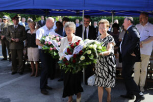 Obchody 95-lecia powstania 2. Pułku Artylerii Lekkiej Legionów. W dawnych koszarach na Stadionie złożono wieńce. Podczas uroczystości odsłonięto pomnik artylerzystów, którzy zginęli w Katyniu i Charkowie. / Wojciech Habdas / Radio Kielce