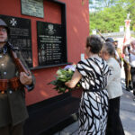 Obchody 95-lecia powstania 2. Pułku Artylerii Lekkiej Legionów. W dawnych koszarach na Stadionie złożono wieńce. Podczas uroczystości odsłonięto pomnik artylerzystów, którzy zginęli w Katyniu i Charkowie. / Wojciech Habdas / Radio Kielce