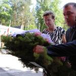 Obchody 95-lecia powstania 2. Pułku Artylerii Lekkiej Legionów. W dawnych koszarach na Stadionie złożono wieńce. Podczas uroczystości odsłonieto pomnik artylerzystów, którzy zginęli w Katyniu i Charkowie. Fundatorka pomnika - Bożena Walter. / Radio Kielce