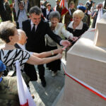 Obchody 95-lecia powstania 2. Pułku Artylerii Lekkiej Legionów. W dawnych koszarach na Stadionie złożono wieńce. Podczas uroczystości odsłonięto pomnik artylerzystów, którzy zginęli w Katyniu i Charkowie. / Wojciech Habdas / Radio Kielce