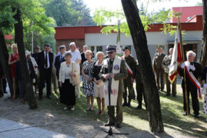 Obchody 95-lecia powstania 2. Pułku Artylerii Lekkiej Legionów. W dawnych koszarach na Stadionie złożono wieńce. Podczas uroczystości odsłonięto pomnik artylerzystów, którzy zginęli w Katyniu i Charkowie. / Wojciech Habdas / Radio Kielce