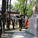 Obchody 95-lecia powstania 2. Pułku Artylerii Lekkiej Legionów. W dawnych koszarach na Stadionie złożono wieńce. Podczas uroczystości odsłonięto pomnik artylerzystów, którzy zginęli w Katyniu i Charkowie. / Wojciech Habdas / Radio Kielce
