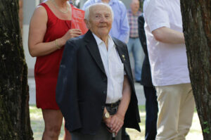 Obchody 95-lecia powstania 2. Pułku Artylerii Lekkiej Legionów. W dawnych koszarach na Stadionie złożono wieńce. Podczas uroczystości odsłonięto pomnik artylerzystów, którzy zginęli w Katyniu i Charkowie. / Wojciech Habdas / Radio Kielce