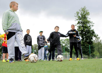 Zajęcia w klubie bilardowym, nauka gry w golfa oraz ćwiczenia z zawodnikami i trenerami drugiej drużyny Korony Kielce, to tylko niektóre atrakcje Narodowego Dnia Sportu. / Wojciech Habdas / Radio Kielce