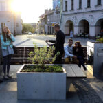 Oddana do użytku została instalacja solarna. Dzięki temu urządzeniu osoby, wypoczywające w salonie będą mogły doładować telefon komórkowy lub laptop. Ponadto, goście będą mogli przeczytać najświeższą prasę, która będzie dostarczana codziennie do salonu i umieszczana w specjalnych gazetownikach. / Wojciech Habdas / Radio Kielce