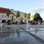 Oddana do użytku została instalacja solarna. Dzięki temu urządzeniu osoby, wypoczywające w salonie będą mogły doładować telefon komórkowy lub laptop. Ponadto, goście będą mogli przeczytać najświeższą prasę, która będzie dostarczana codziennie do salonu i umieszczana w specjalnych gazetownikach. / Wojciech Habdas / Radio Kielce