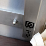 Oddana do użytku została instalacja solarna. Dzięki temu urządzeniu osoby, wypoczywające w salonie będą mogły doładować telefon komórkowy lub laptop. Ponadto, goście będą mogli przeczytać najświeższą prasę, która będzie dostarczana codziennie do salonu i umieszczana w specjalnych gazetownikach. / Wojciech Habdas / Radio Kielce