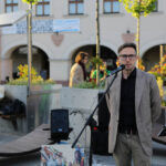 Oddana do użytku została instalacja solarna. Dzięki temu urządzeniu osoby, wypoczywające w salonie będą mogły doładować telefon komórkowy lub laptop. Ponadto, goście będą mogli przeczytać najświeższą prasę, która będzie dostarczana codziennie do salonu i umieszczana w specjalnych gazetownikach. / Wojciech Habdas / Radio Kielce