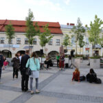 Oddana do użytku została instalacja solarna. Dzięki temu urządzeniu osoby, wypoczywające w salonie będą mogły doładować telefon komórkowy lub laptop. Ponadto, goście będą mogli przeczytać najświeższą prasę, która będzie dostarczana codziennie do salonu i umieszczana w specjalnych gazetownikach. / Wojciech Habdas / Radio Kielce