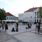 Oddana do użytku została instalacja solarna. Dzięki temu urządzeniu osoby, wypoczywające w salonie będą mogły doładować telefon komórkowy lub laptop. Ponadto, goście będą mogli przeczytać najświeższą prasę, która będzie dostarczana codziennie do salonu i umieszczana w specjalnych gazetownikach. / Wojciech Habdas / Radio Kielce