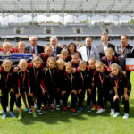 Klubowe Mistrzostwa Polski Dziewcząt U-16 w piłce nożnej . Wręczenie pucharów. 3 miejsce Praga Warszawa / Wojciech Habdas / Radio Kielce