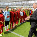 Klubowe Mistrzostwa Polski Dziewcząt U-16 w piłce nożnej . Wręczenie pucharów. Drugie miejsce - Bronowianka Kraków / Wojciech Habdas / Radio Kielce