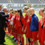 Klubowe Mistrzostwa Polski Dziewcząt U-16 w piłce nożnej . Wręczenie pucharów. Drugie miejsce - Bronowianka Kraków / Wojciech Habdas / Radio Kielce