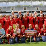 Klubowe Mistrzostwa Polski Dziewcząt U-16 w piłce nożnej . Wręczenie pucharów. Drugie miejsce - Bronowianka Kraków / Wojciech Habdas / Radio Kielce