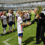 Klubowe Mistrzostwa Polski Dziewcząt U-16 w piłce nożnej . Wręczenie pucharów. Pierwsze miejsce - Sztorm Gdynia / Wojciech Habdas / Radio Kielce