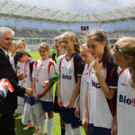 Klubowe Mistrzostwa Polski Dziewcząt U-16 w piłce nożnej . Wręczenie pucharów. Pierwsze miejsce - Sztorm Gdynia / Wojciech Habdas / Radio Kielce