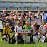 Klubowe Mistrzostwa Polski Dziewcząt U-16 w piłce nożnej . Wręczenie pucharów. Pierwsze miejsce - Sztorm Gdynia / Wojciech Habdas / Radio Kielce