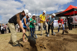 Uroczyste „Wbicie łopaty” pod budowę Centrum Rehabilitacji i Sportu / Wojciech Habdas / Radio Kielce