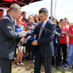 Uroczyste „Wbicie łopaty” pod budowę Centrum Rehabilitacji i Sportu. JM Rektor Uniwersytetu Jana Kochanowskiego w Kielcach prof. zw. dr hab. Jacek Semaniak otrzymał pamiątkową łopatę od wykonawcy inwestycji. / Wojciech Habdas / Radio Kielce