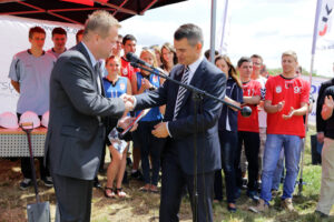 Uroczyste „Wbicie łopaty” pod budowę Centrum Rehabilitacji i Sportu. JM Rektor Uniwersytetu Jana Kochanowskiego w Kielcach prof. zw. dr hab. Jacek Semaniak otrzymał pamiątkową łopatę od wykonawcy inwestycji. / Wojciech Habdas / Radio Kielce