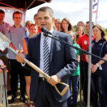 Uroczyste „Wbicie łopaty” pod budowę Centrum Rehabilitacji i Sportu. JM Rektor Uniwersytetu Jana Kochanowskiego w Kielcach prof. zw. dr hab. Jacek Semaniak otrzymał pamiątkową łopatę od wykonawcy inwestycji. / Wojciech Habdas / Radio Kielce